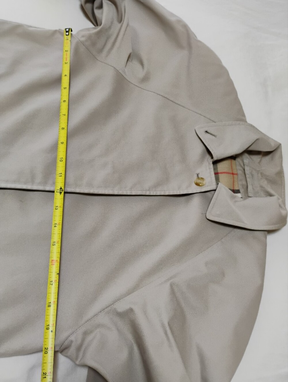 Vintage Burberry Classic Beige Trench Coat with Plaid Lining - Picture 10 of 11